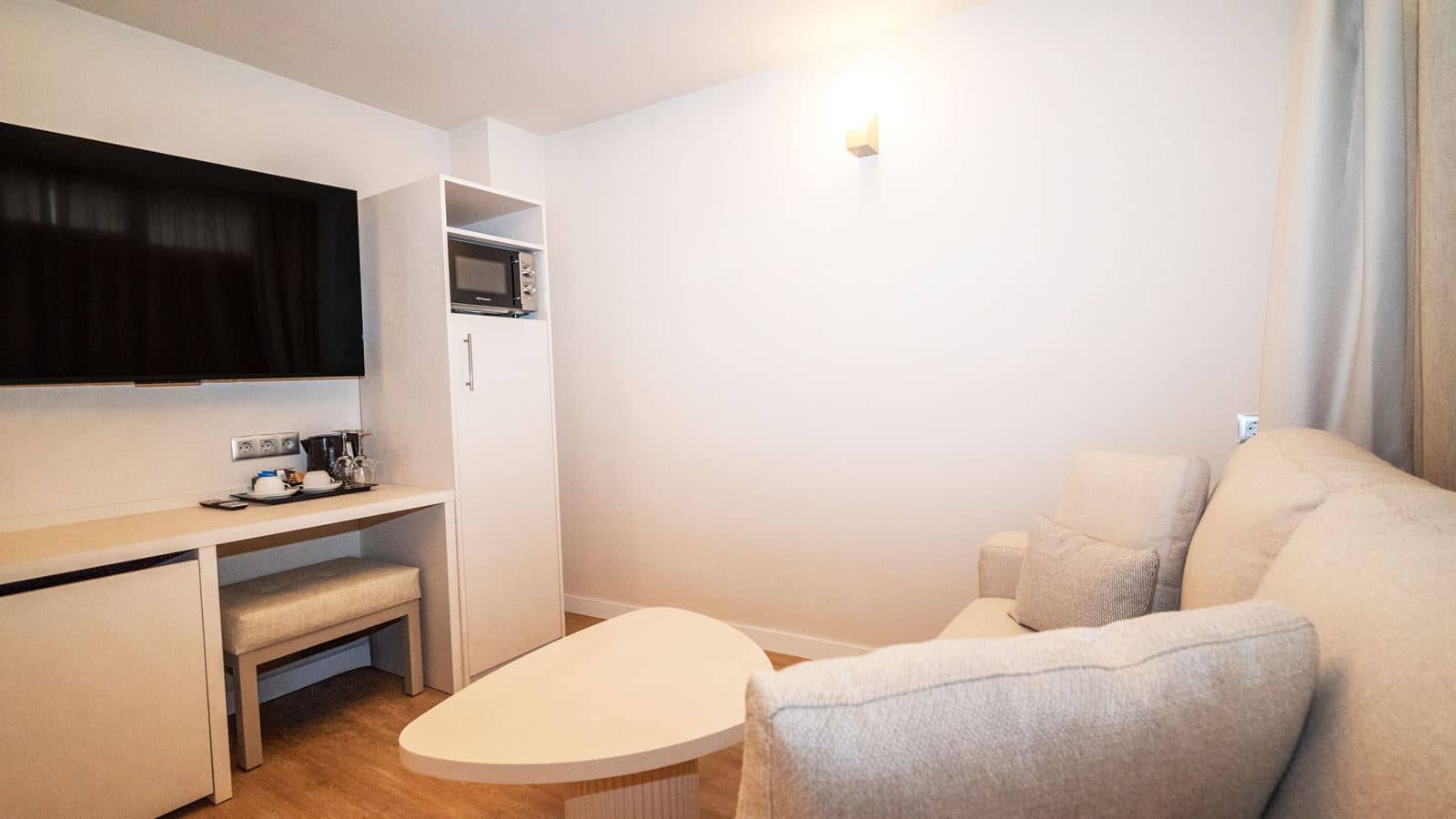 rooms-apartment-with-balcony-or-terrace