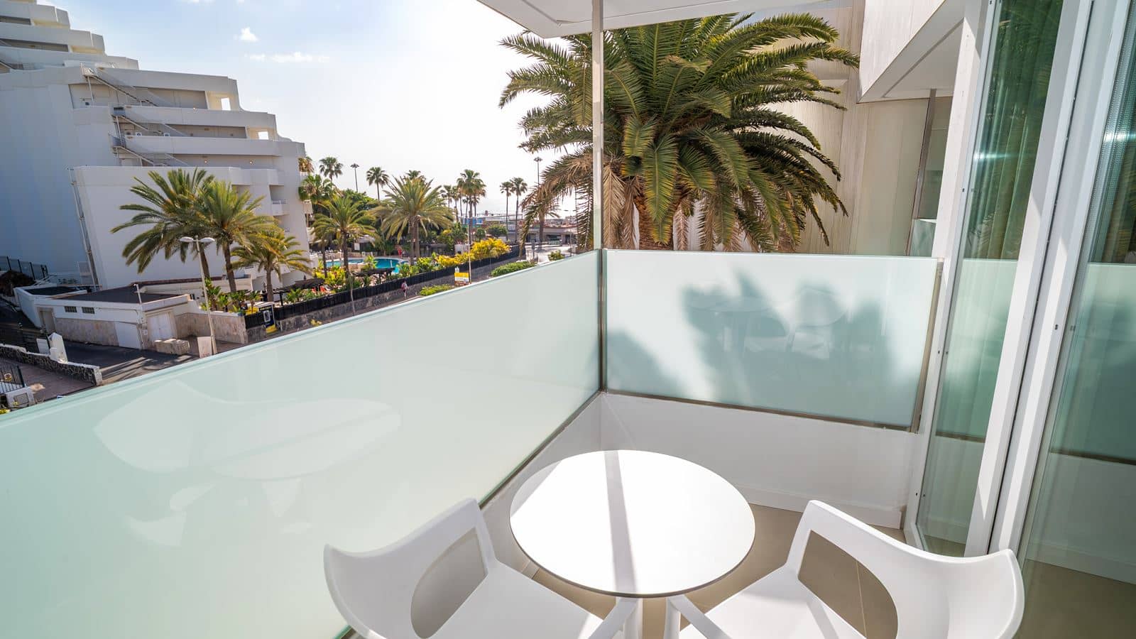 rooms-apartment-with-balcony-or-terrace