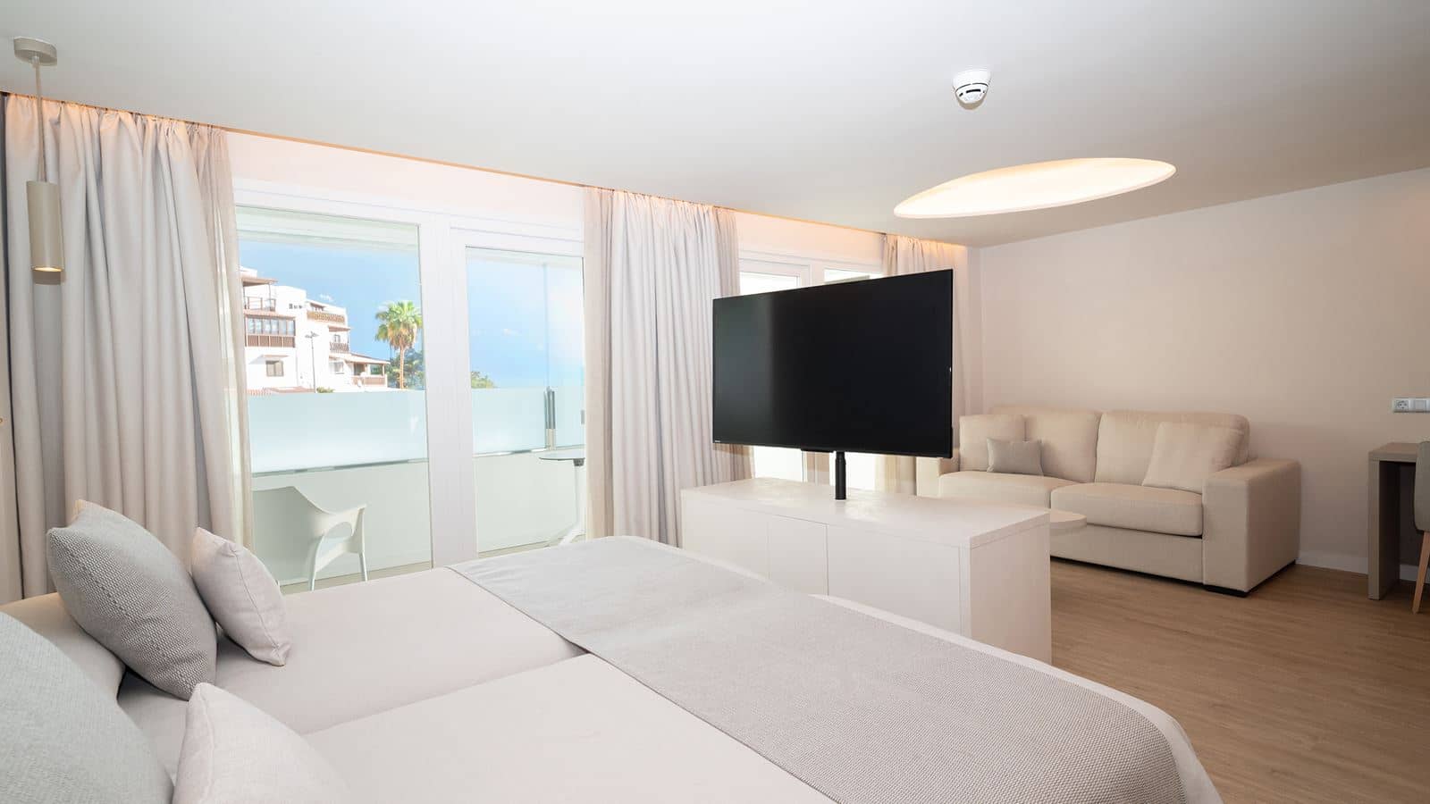 rooms-junior-suite-with-balcony-or-terrace