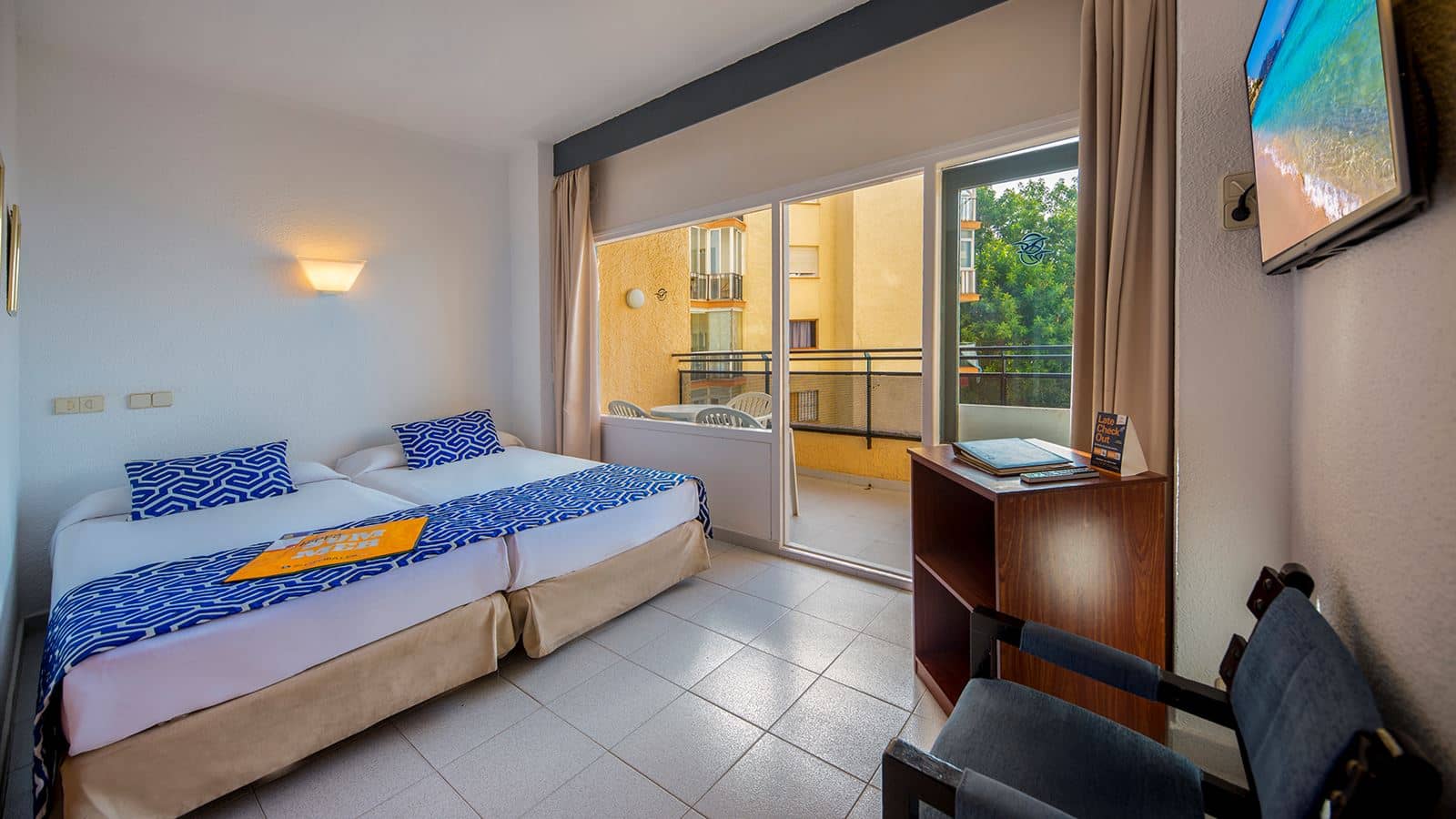 rooms-quadruple-room