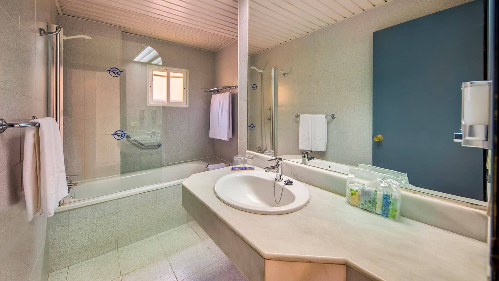 rooms-quadruple-room