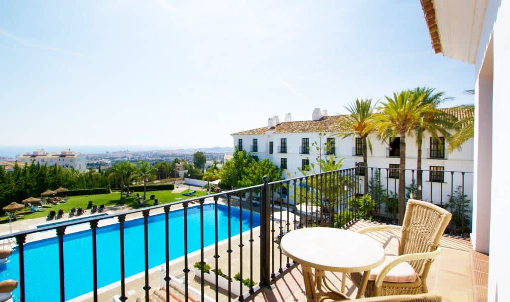 rooms-double-room-pool-view