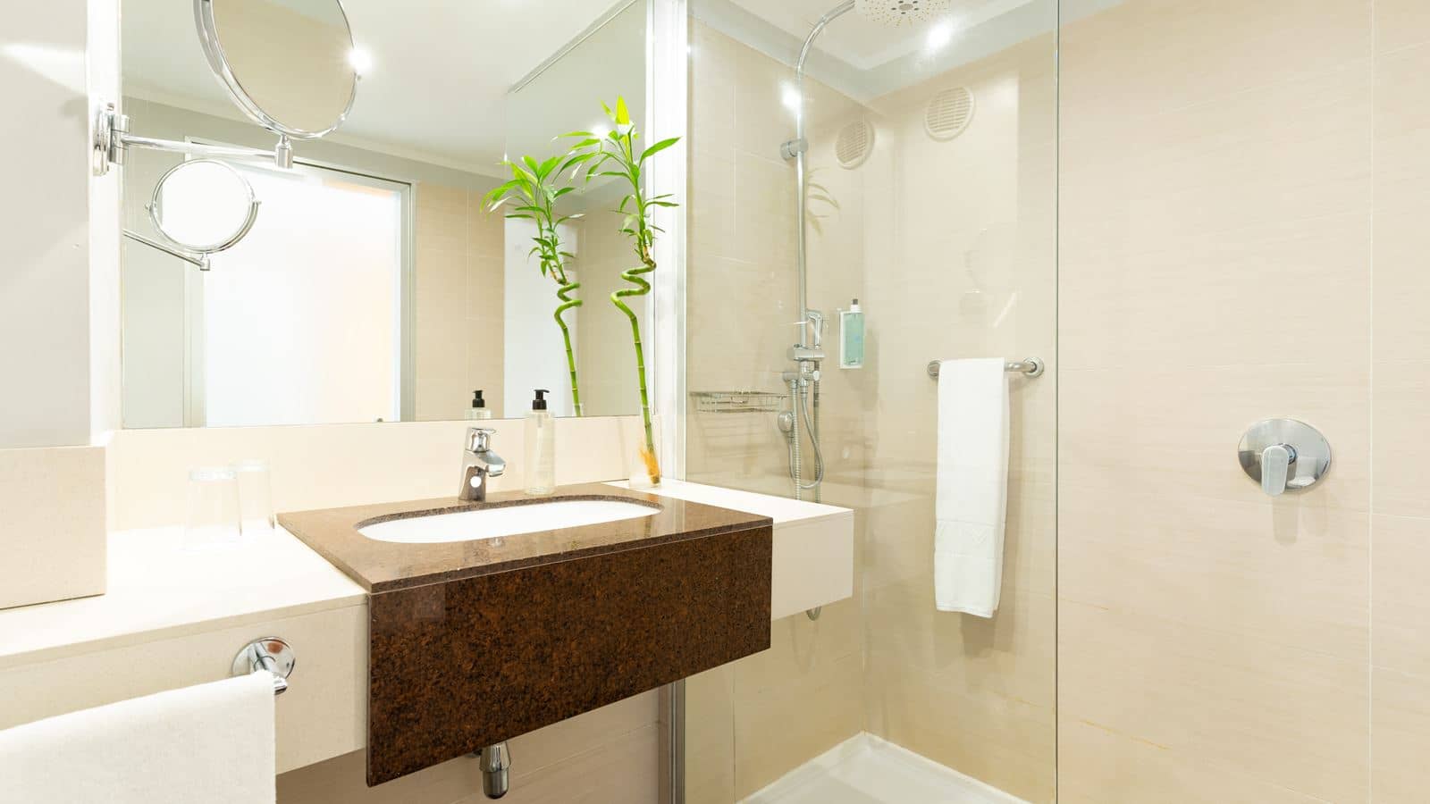 rooms-double-superior-room-with-side-sea-view-and-balcony-doble-superior-vista-mar-lateral--dsv
