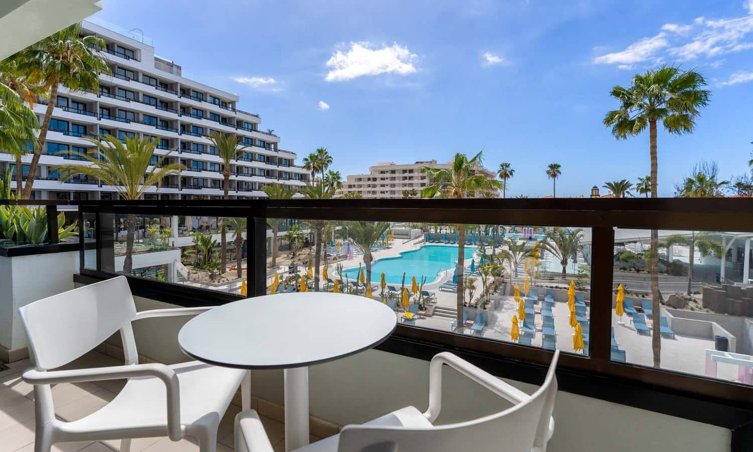 rooms-standard-room-pool-view