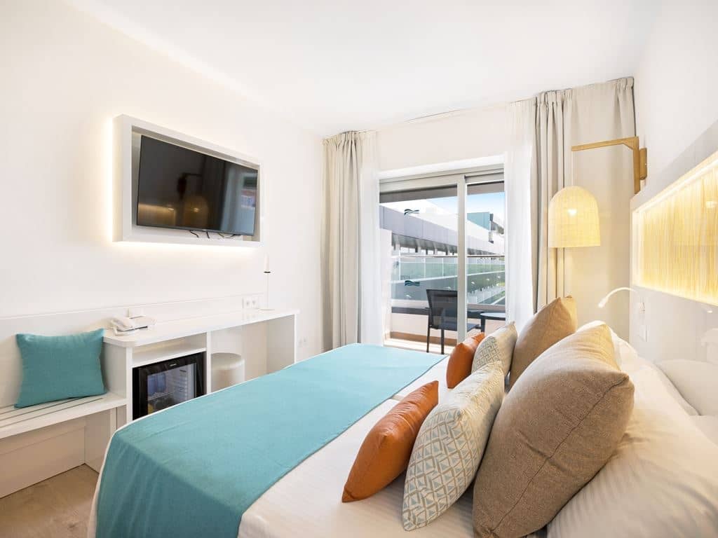 rooms-twin-pool-view