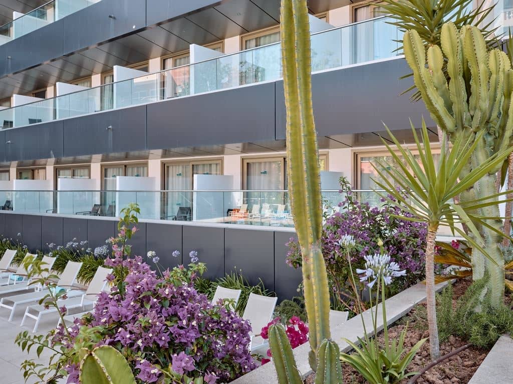 rooms-twin-pool-view