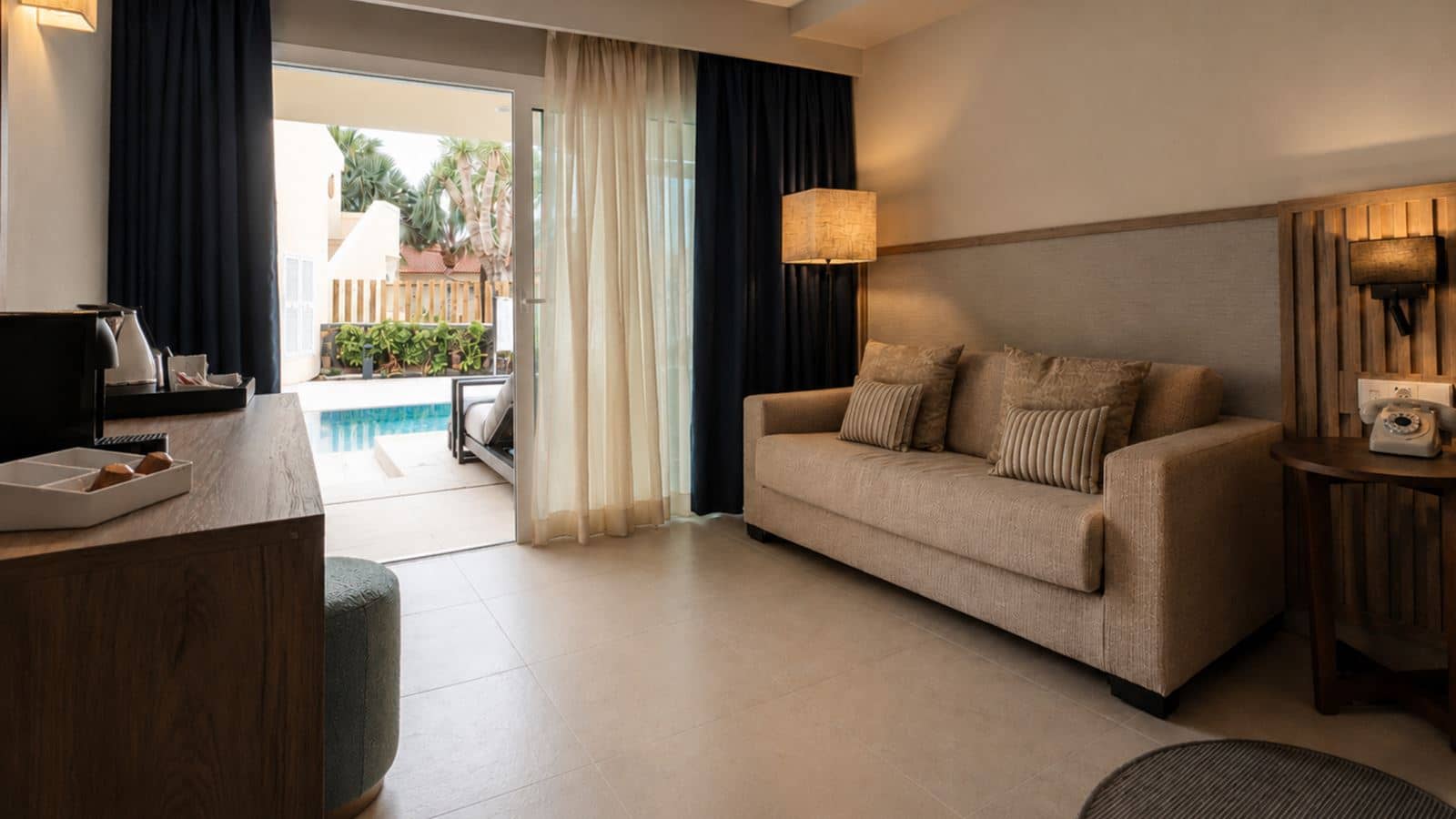 rooms-junior-suite-swim-up-emblem-adults-only-16+--jssue