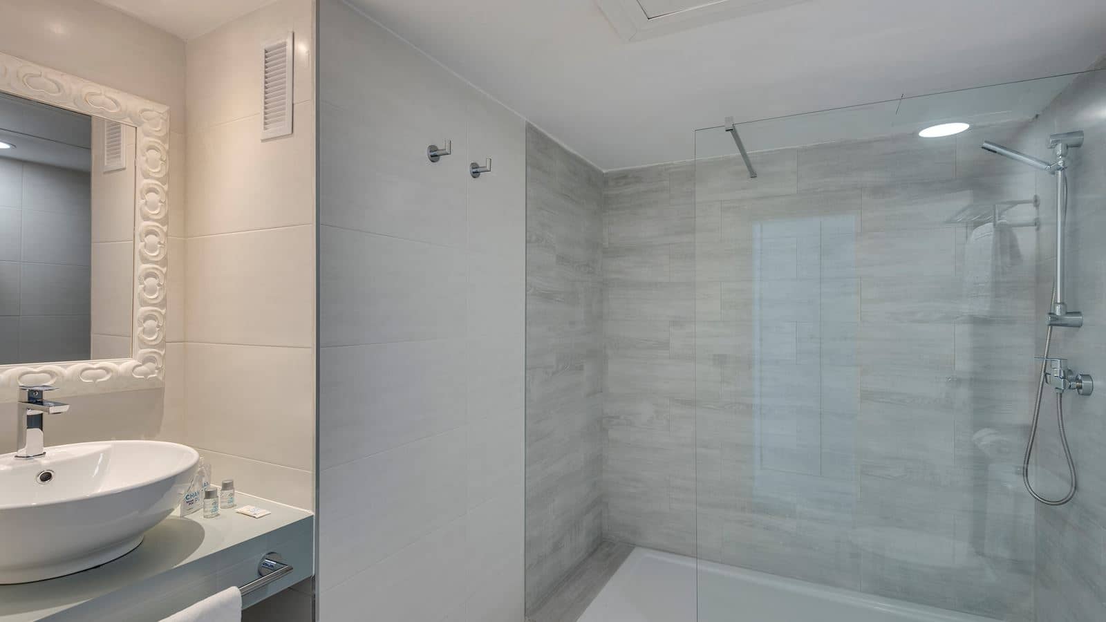 rooms-apartment-promo-balcony-or-terrace