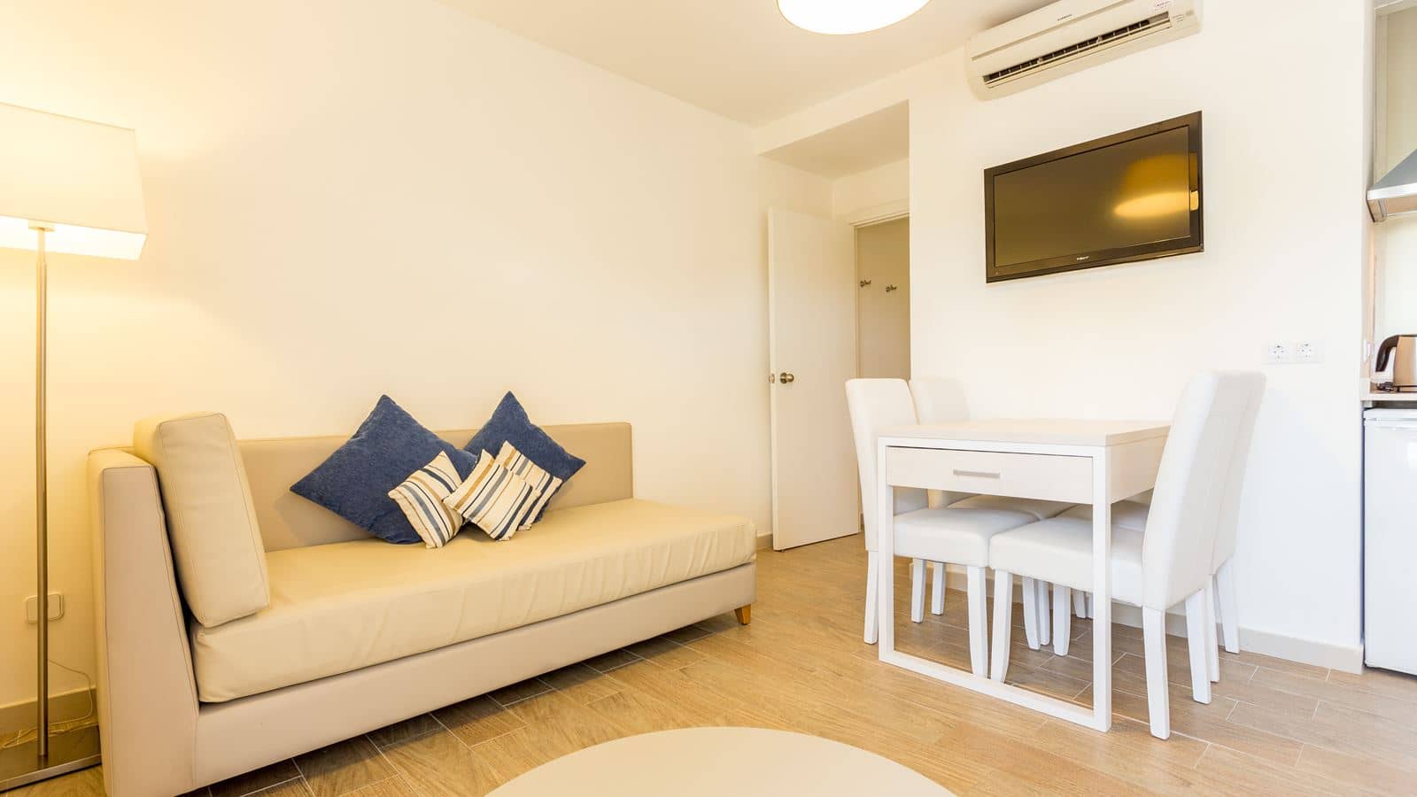 rooms-apartment--balcony-or-terrace