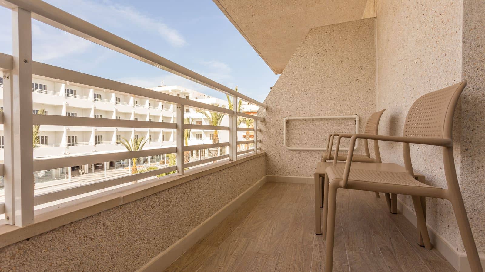 rooms-apartment--balcony-or-terrace