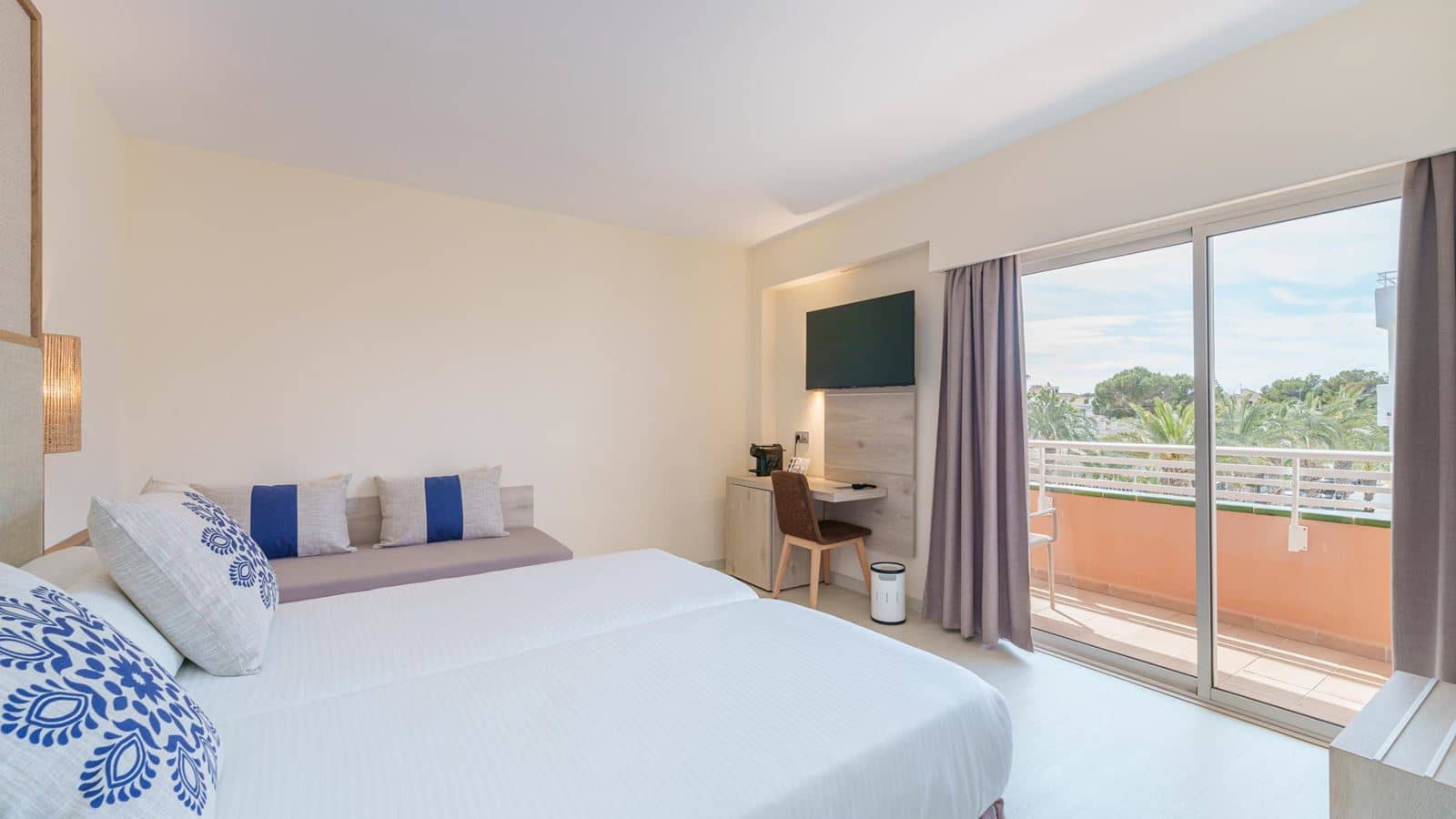 rooms-double--balcony-or-terrace