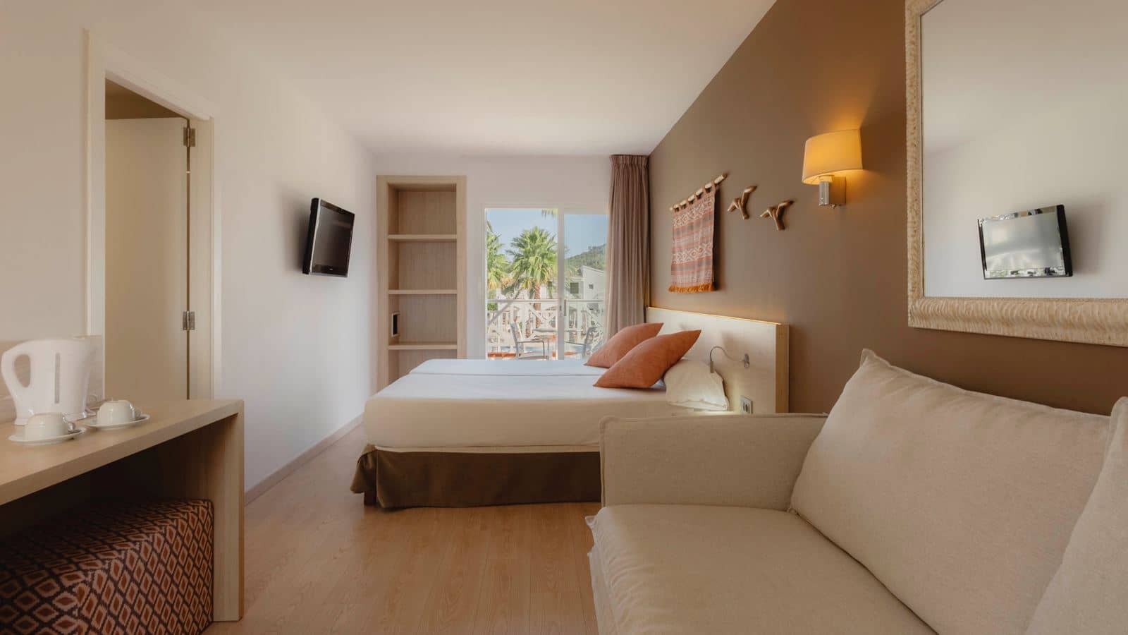 rooms-room-superior-balcony-or-terrace