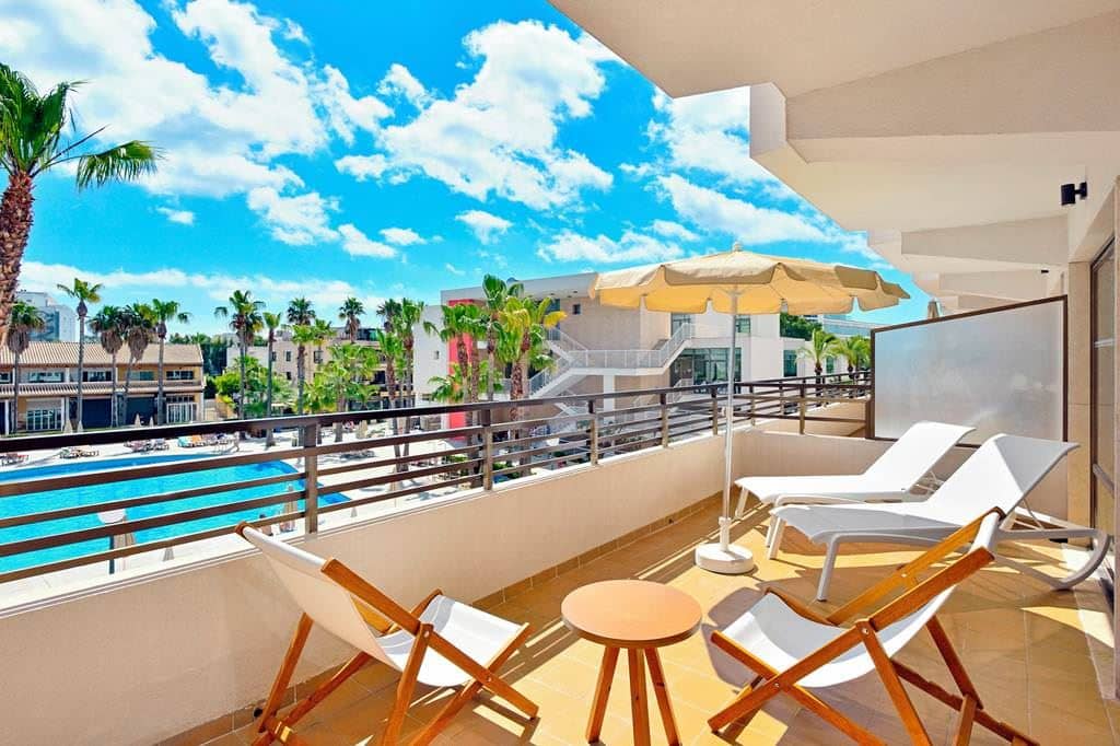 rooms-junior-suite-pool-view