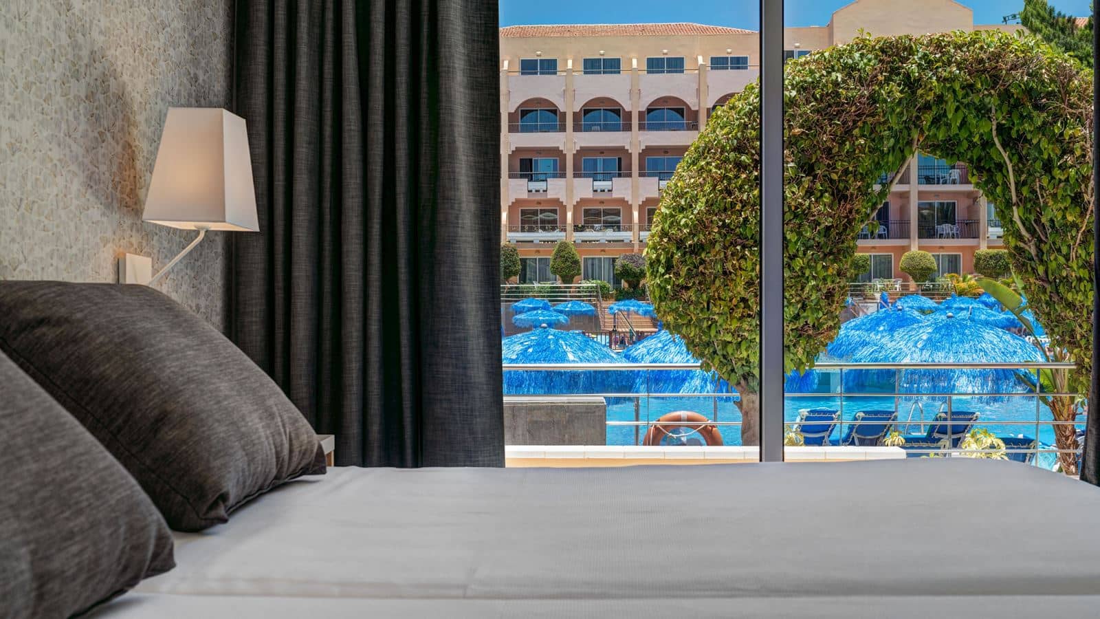 rooms-family-room-pool-view
