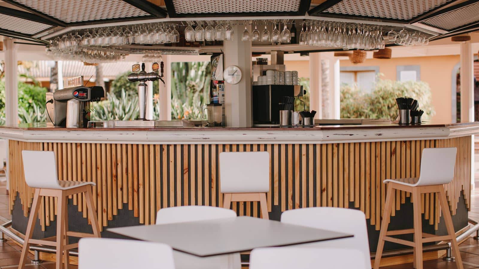 bars-bar-piscina