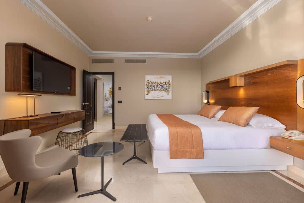 rooms-msuiv-master-suite-sea-view-balcony