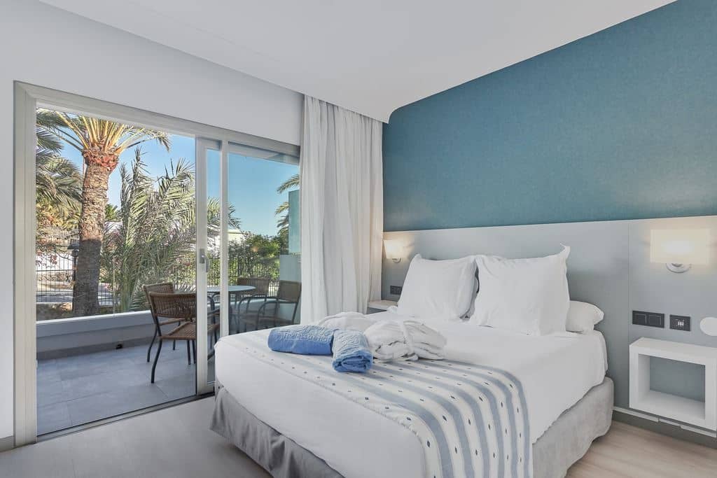 rooms-family-suite-with-balcony-or-terrace