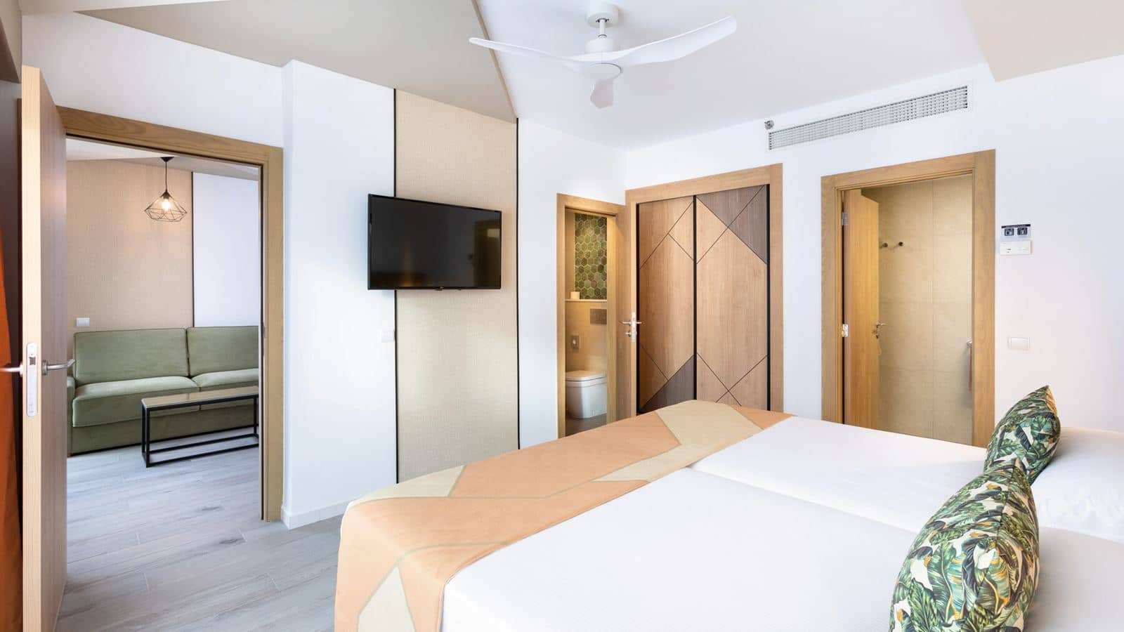 rooms-family-room-1-bedroom-balcony-or-terrace