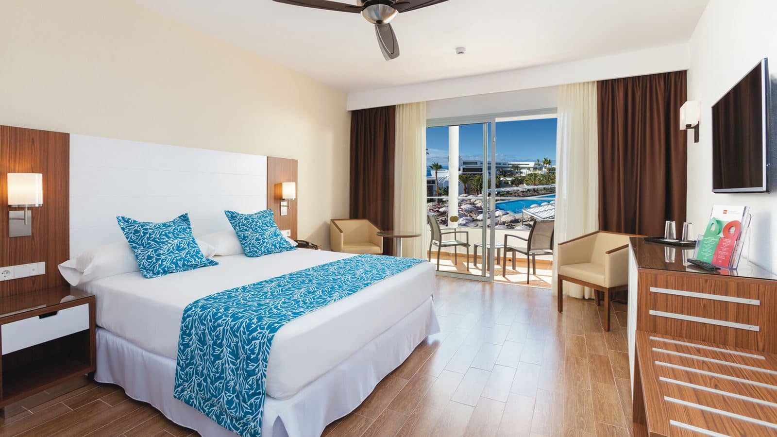 rooms-double-pool-view