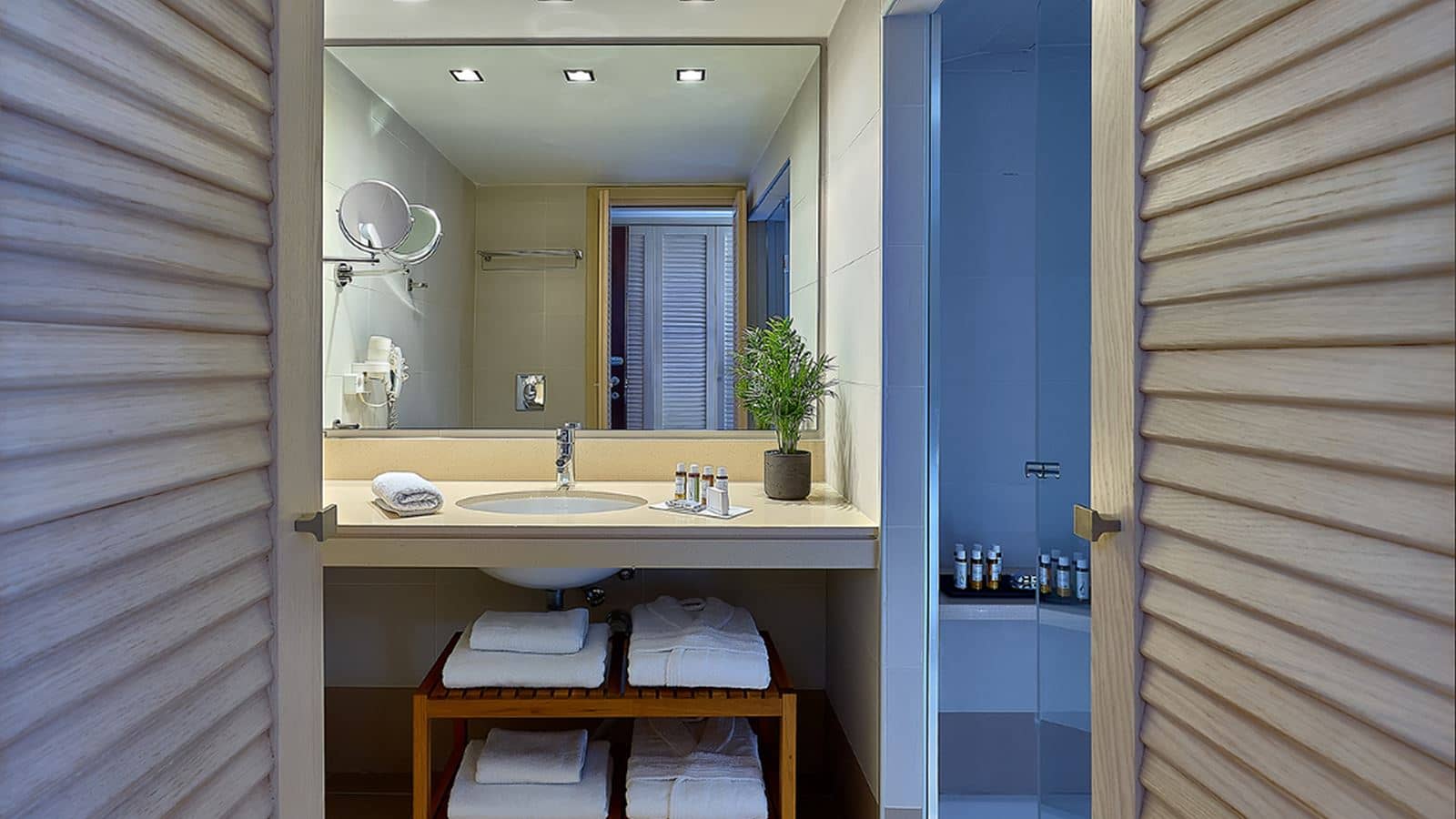 rooms-superior-room-pool-view-balcony