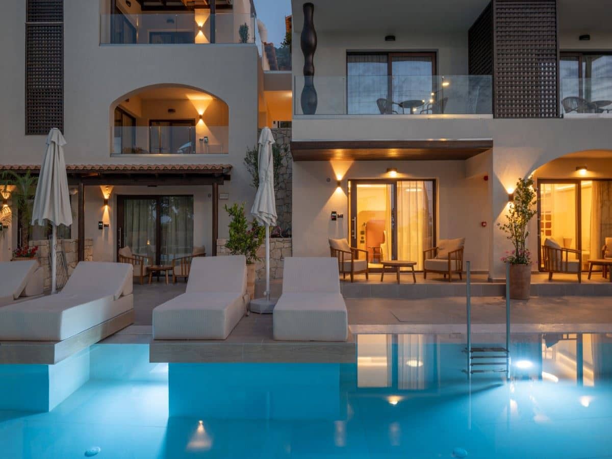 rooms-family-room-open-plan-shared-pool