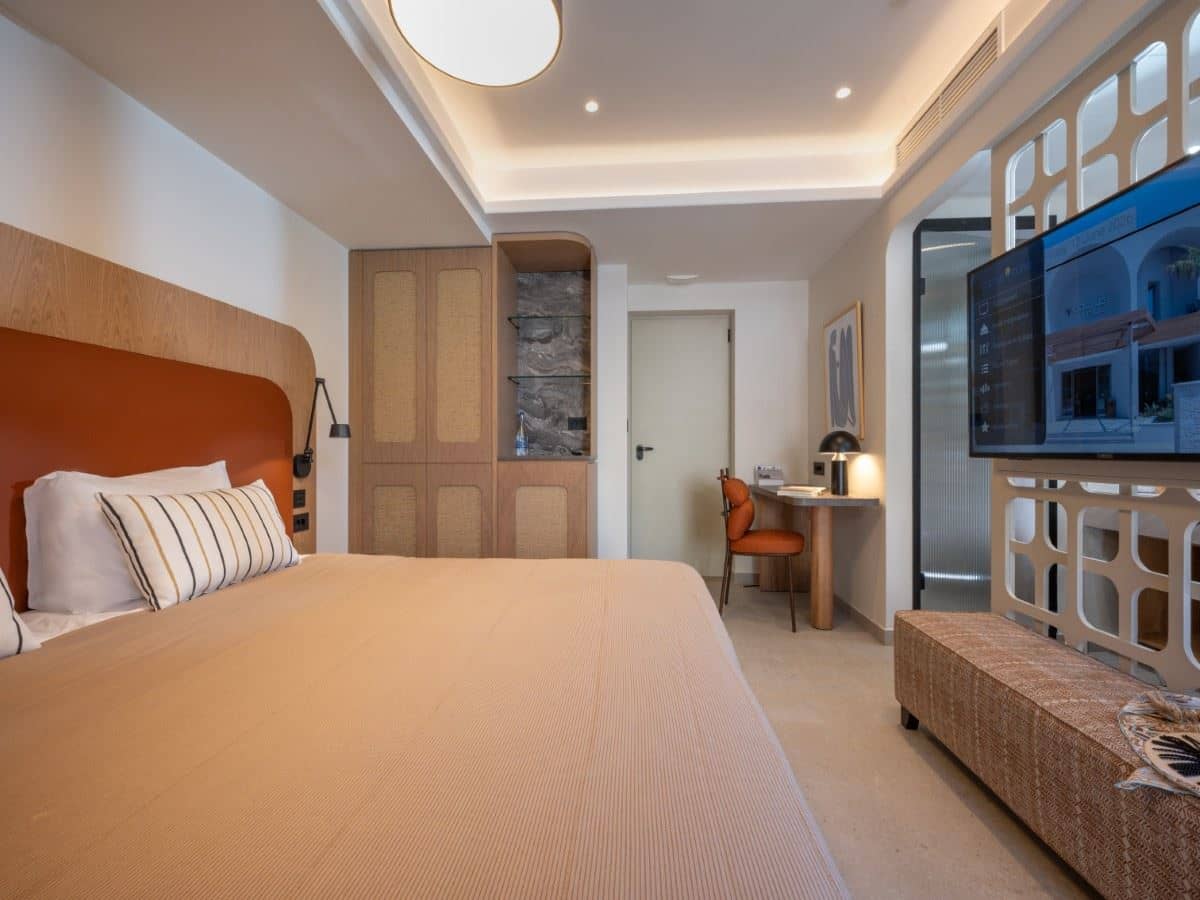 rooms-room-double-shared-pool