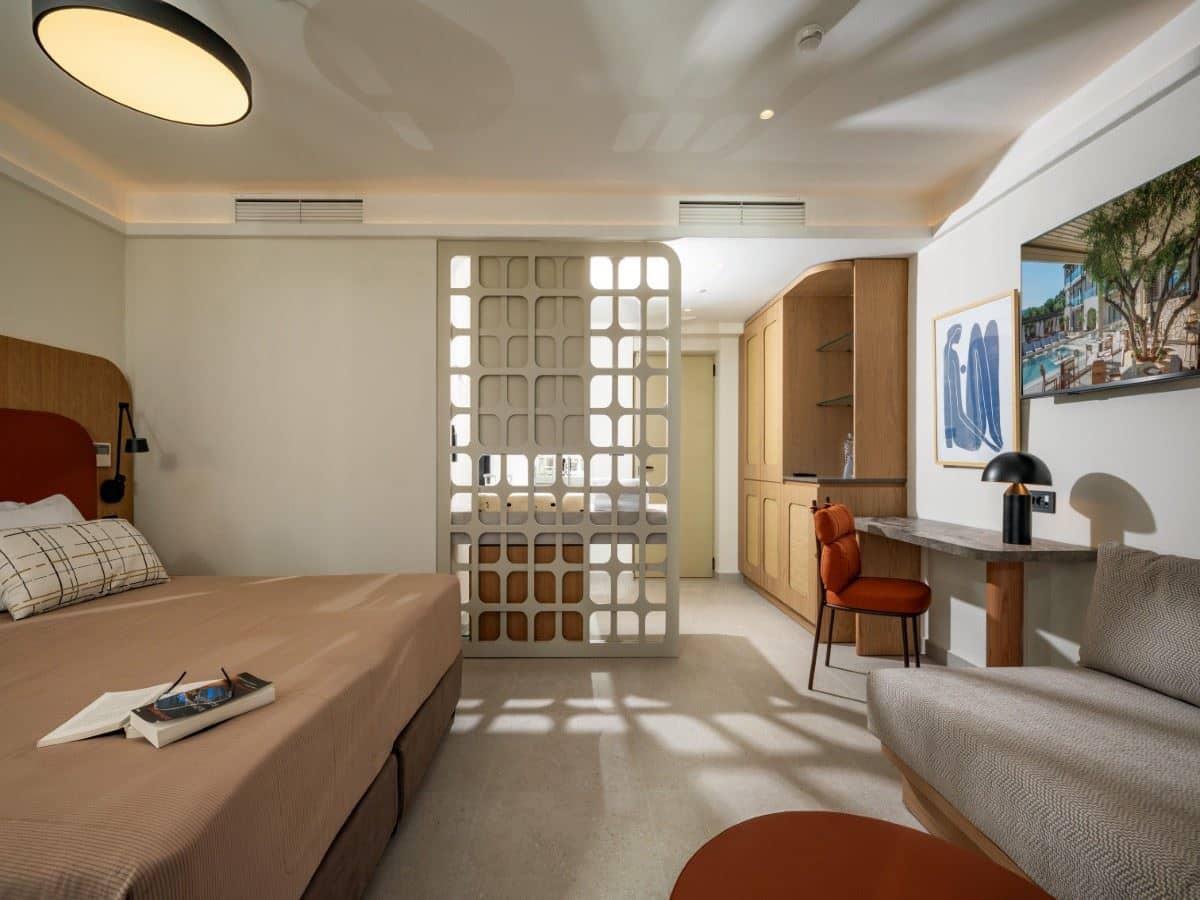 rooms-family-room-open-plan-shared-pool