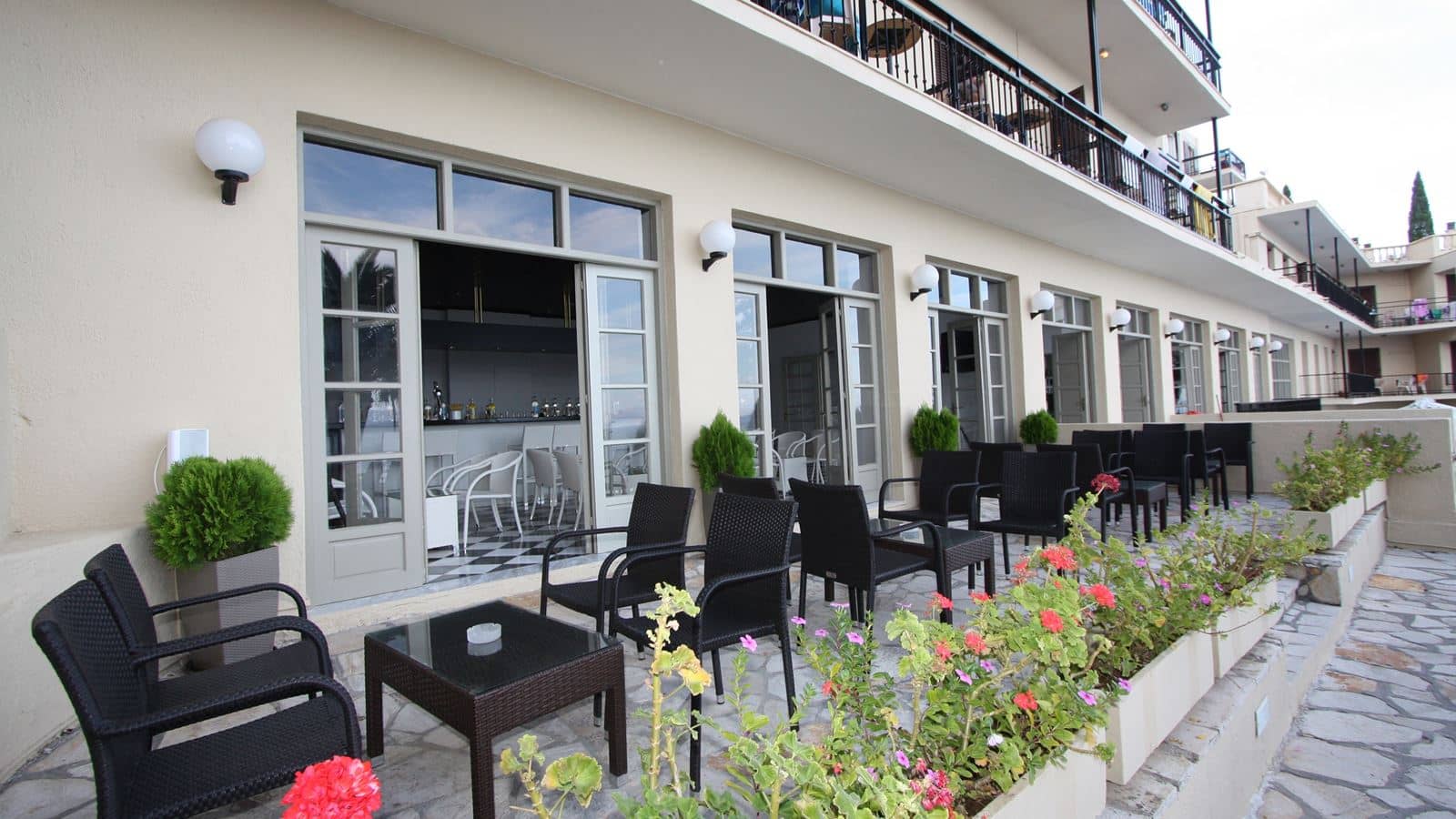 restaurants-pool-bar