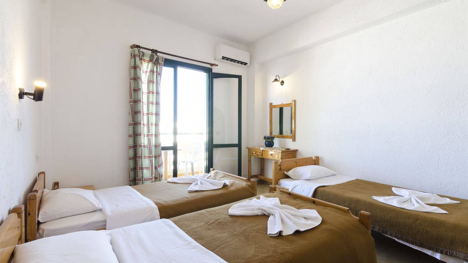 rooms-studio-balcony-or-terrace
