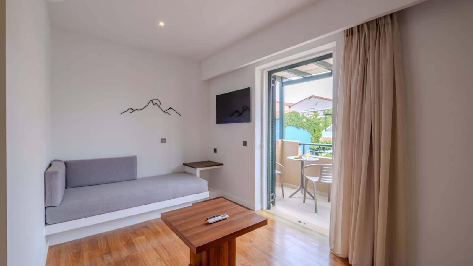 rooms-superior-family-room