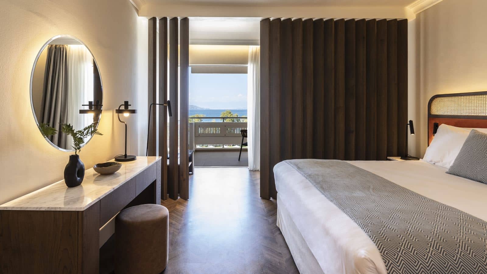 rooms-deluxe-double-sea-view-with-partition-and-seating-area