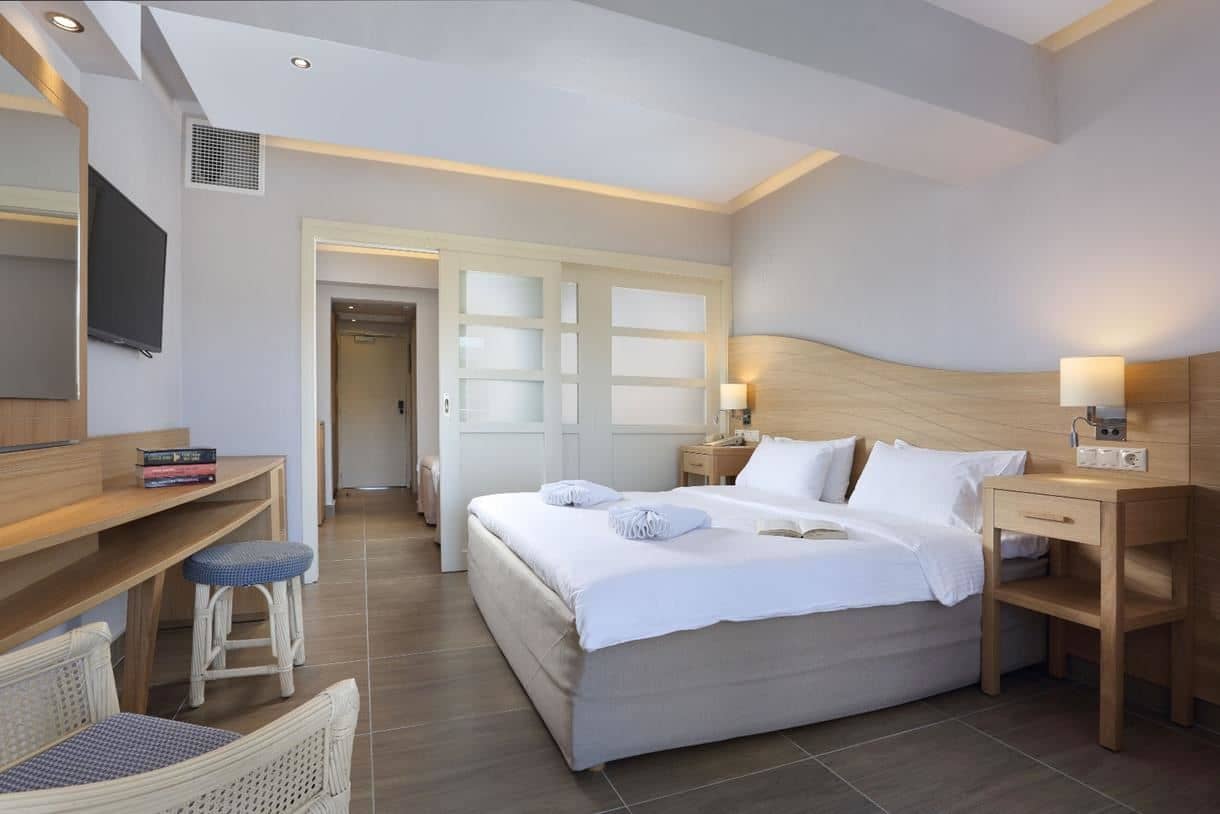 rooms-family-sea-view-sliding-door