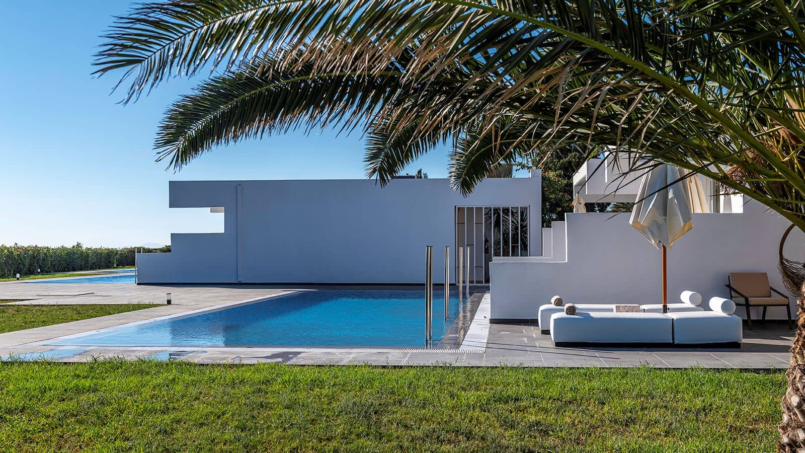 rooms-swim-up-bungalow-pool-view-terrace