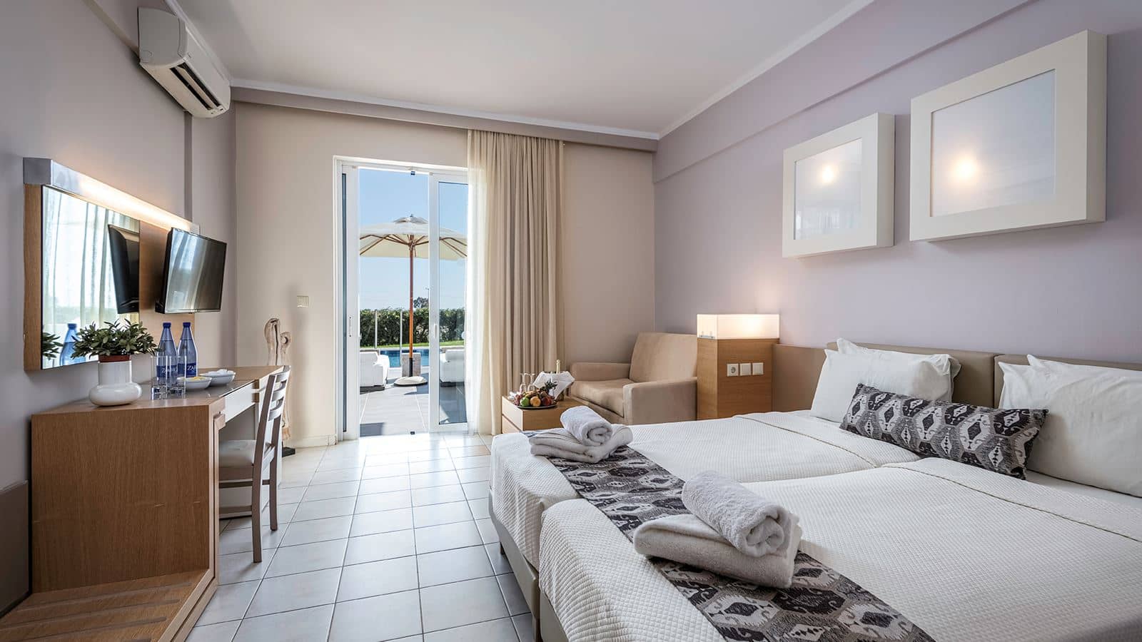 rooms-swim-up-bungalow-pool-view-terrace