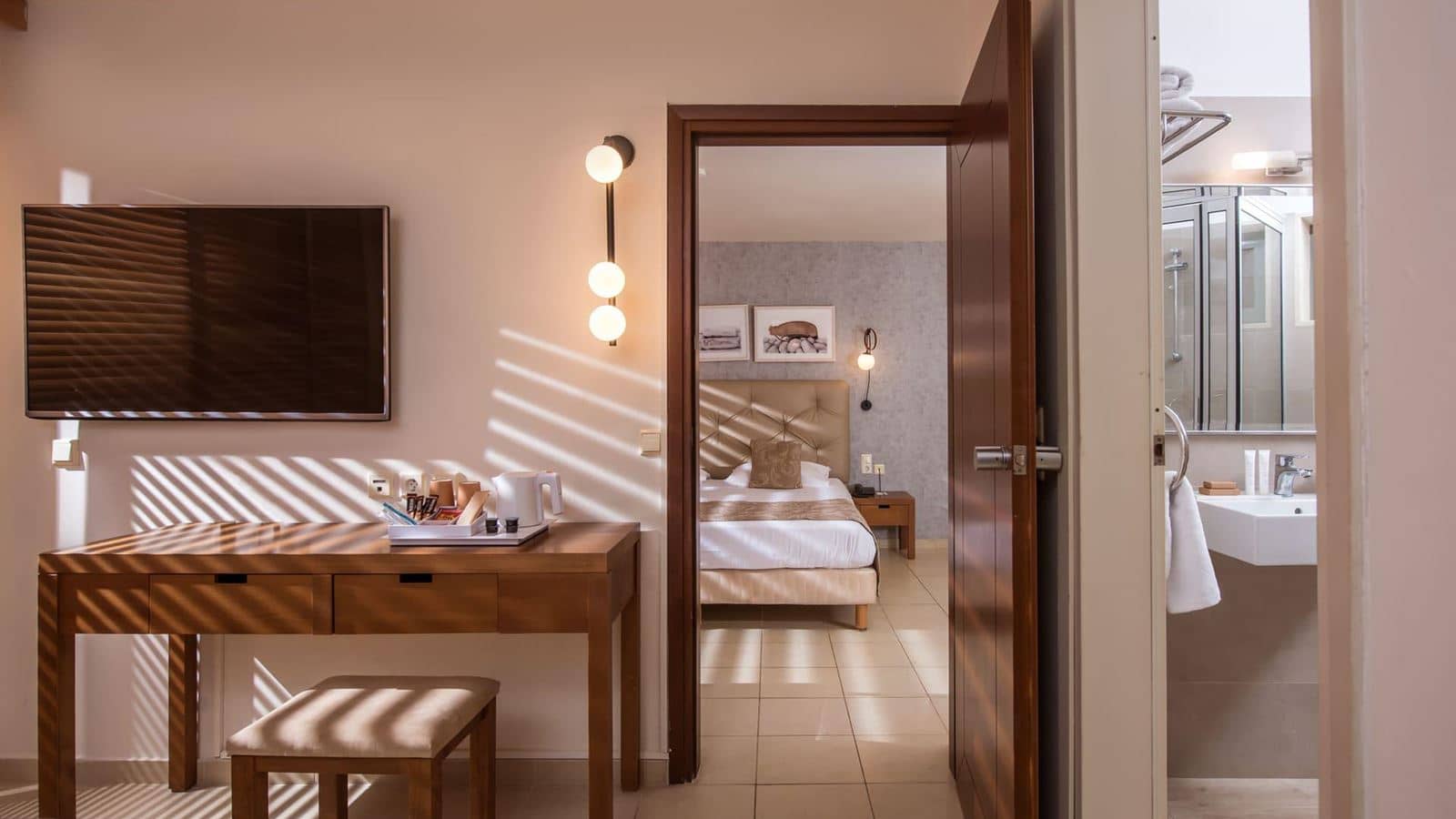 rooms-2-broom-family-room-private-pool