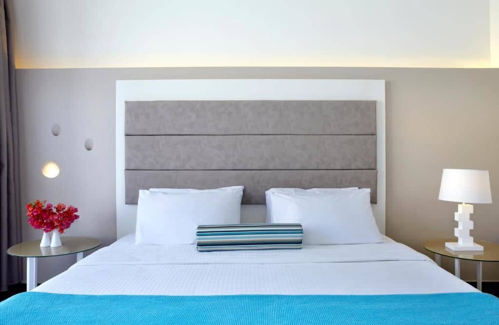 rooms-family-room-1-bedroom-poolview-balcony