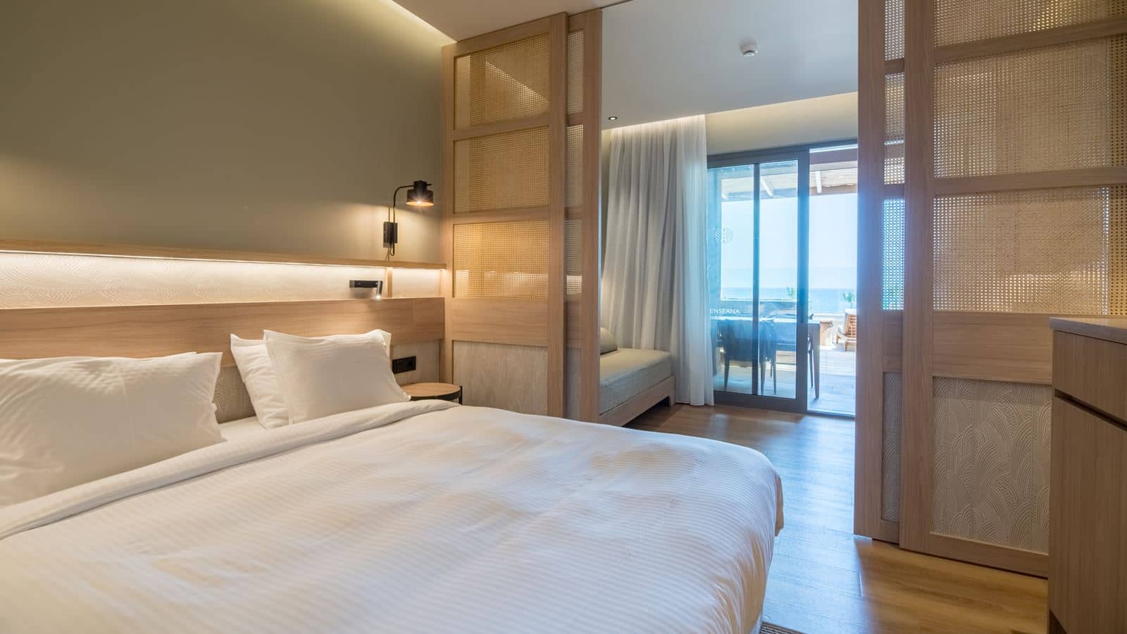 rooms-petite-suite-sea-view-outdoor-hot-tub