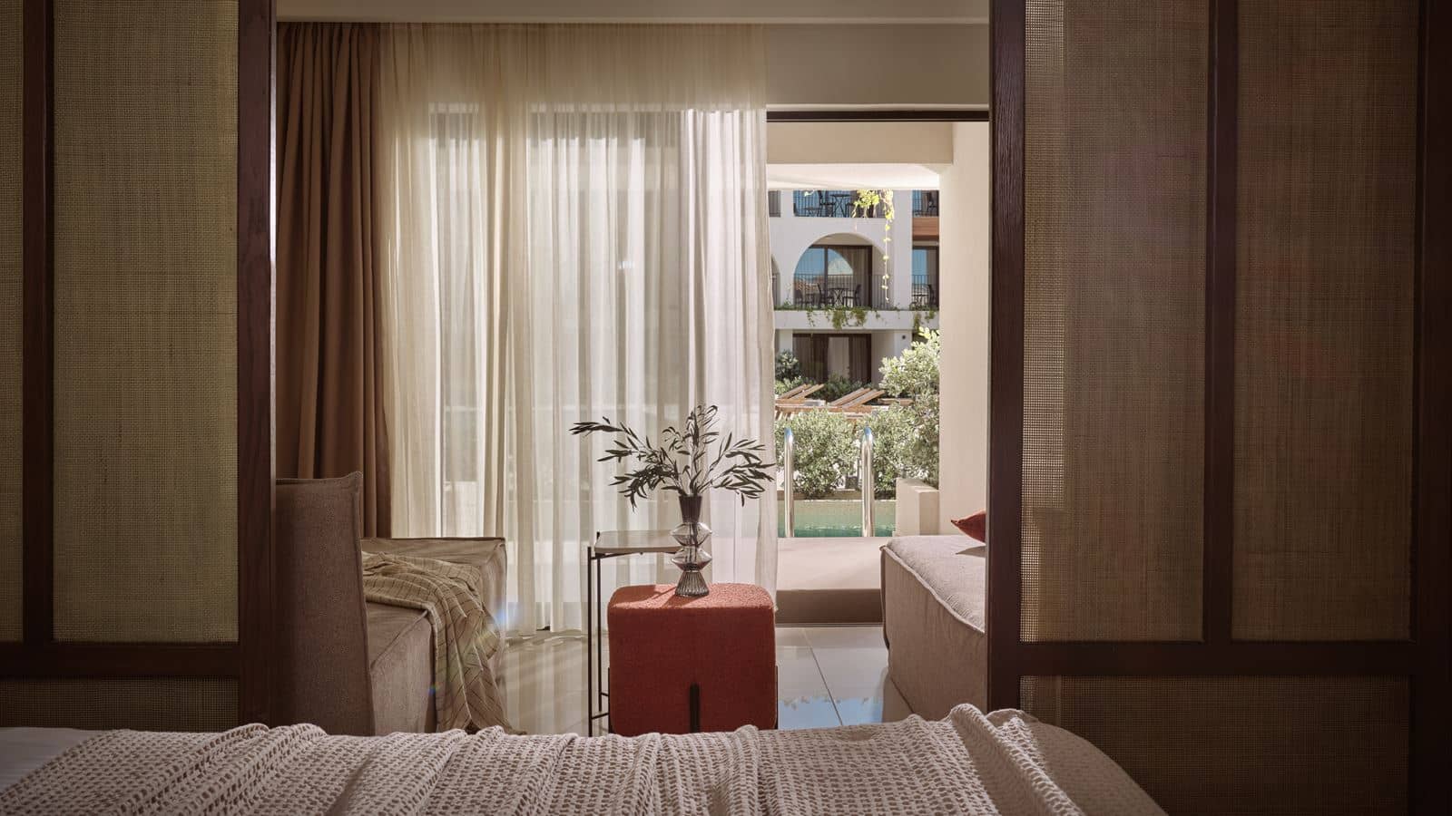 rooms-deluxe-1-bedroom-suite-with-sharing-pool