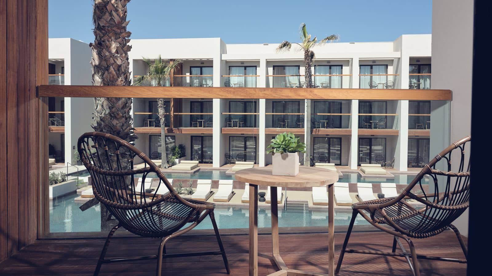 rooms-room-standard-double-pool-view