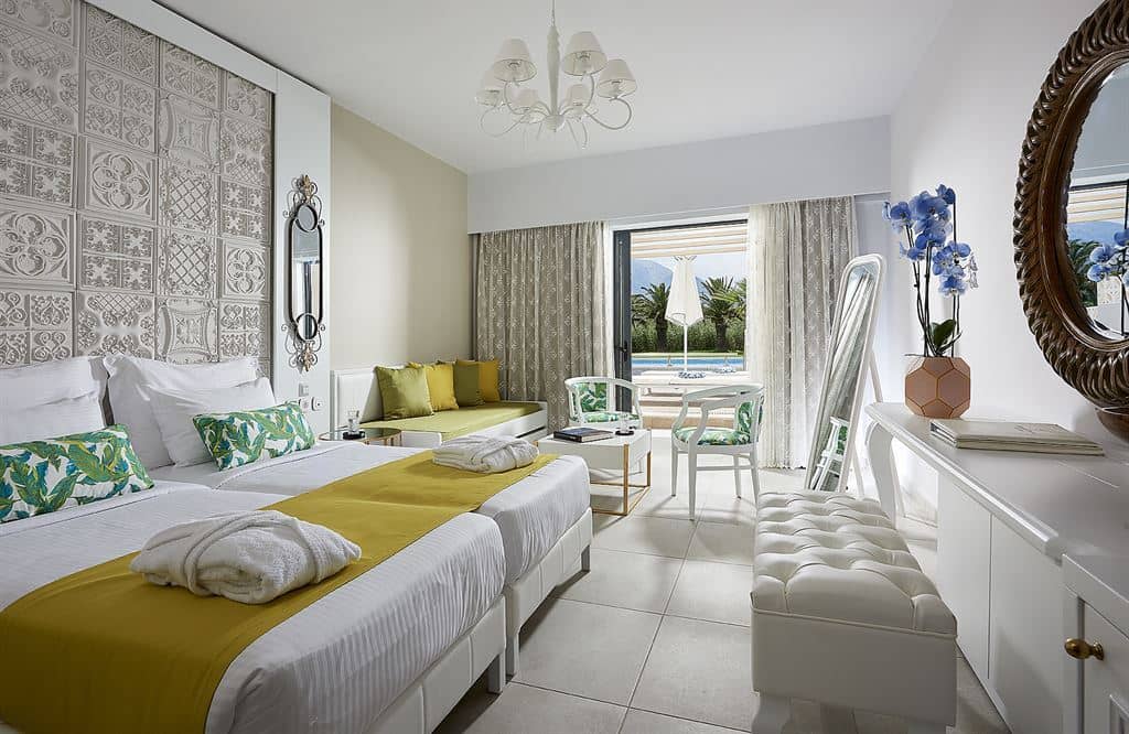 rooms-room-executive-shared-pool-terrace