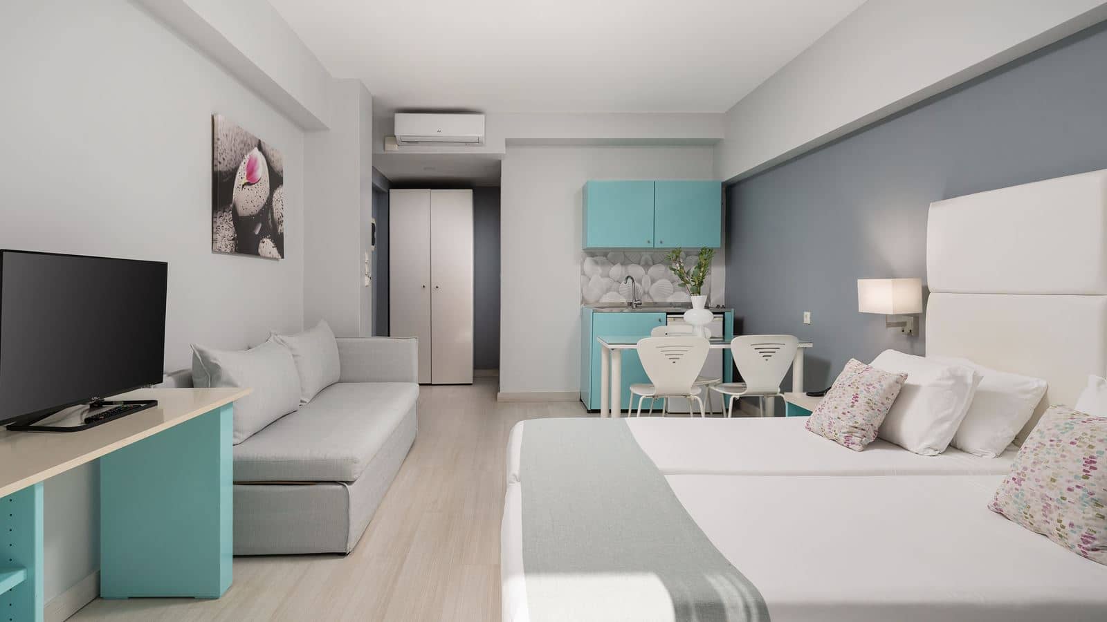 rooms-superior-studio-poolview-balcony