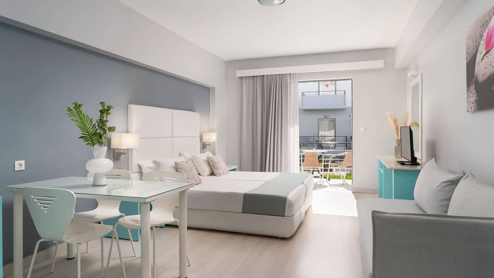 rooms-superior-studio-poolview-balcony