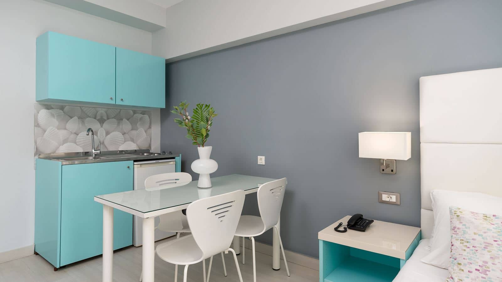 rooms-superior-studio-poolview-balcony