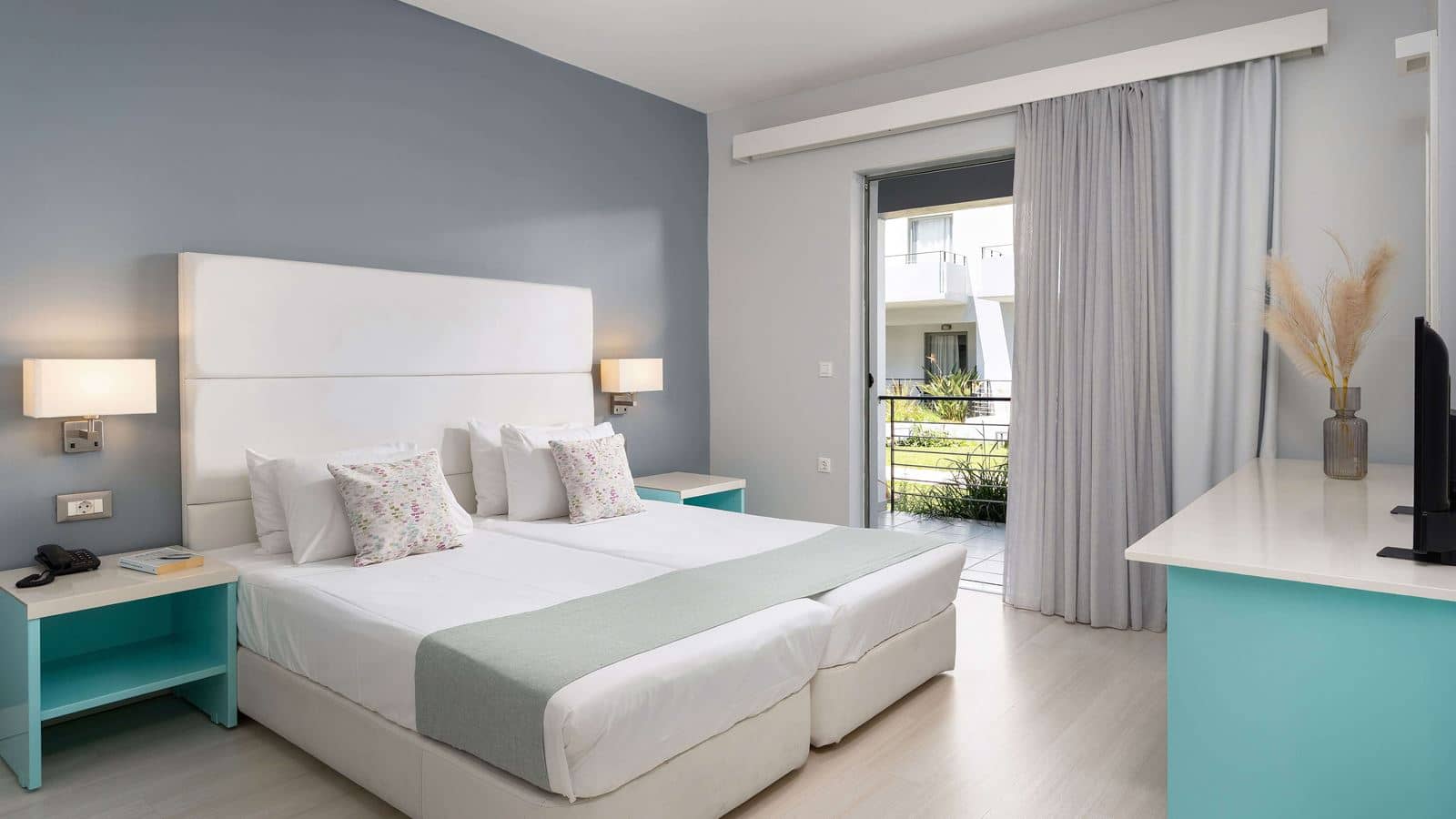 rooms-apartment-1-bedroom-poolview-terrace