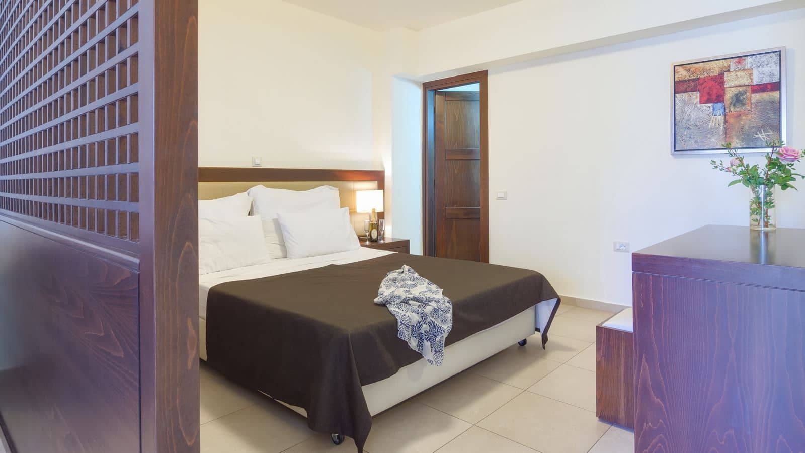 rooms-suite-2-bedrooms-sideseaview