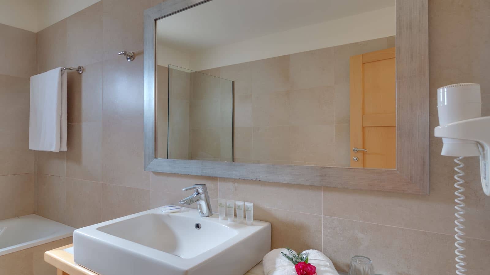 rooms-suite-2-bedrooms-sideseaview-privatepool