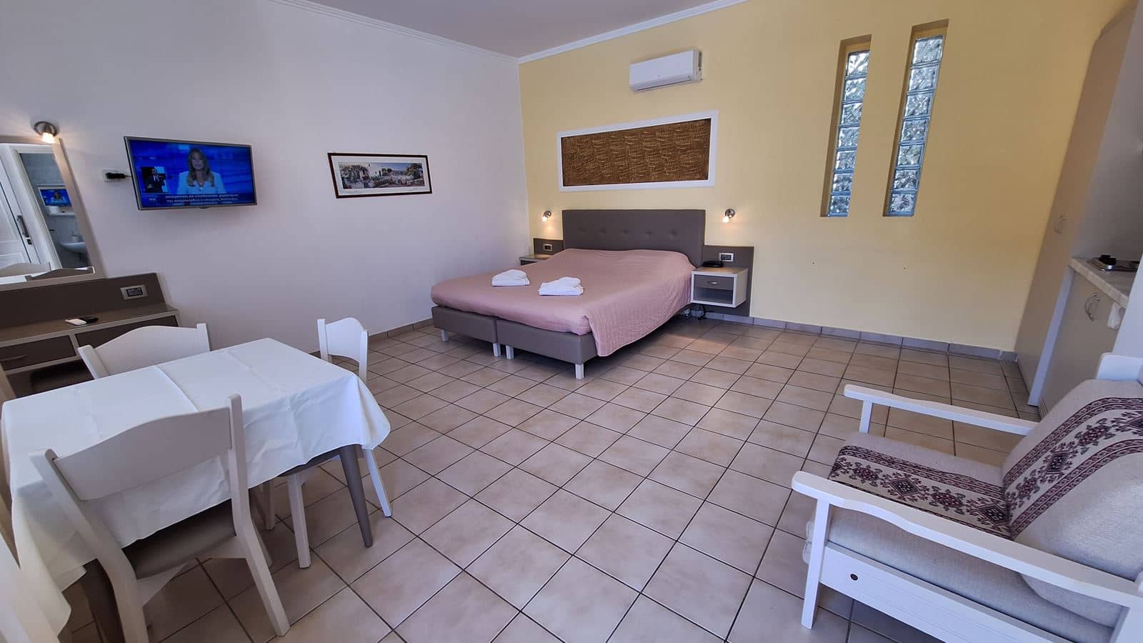 rooms-studio-with-pool-view