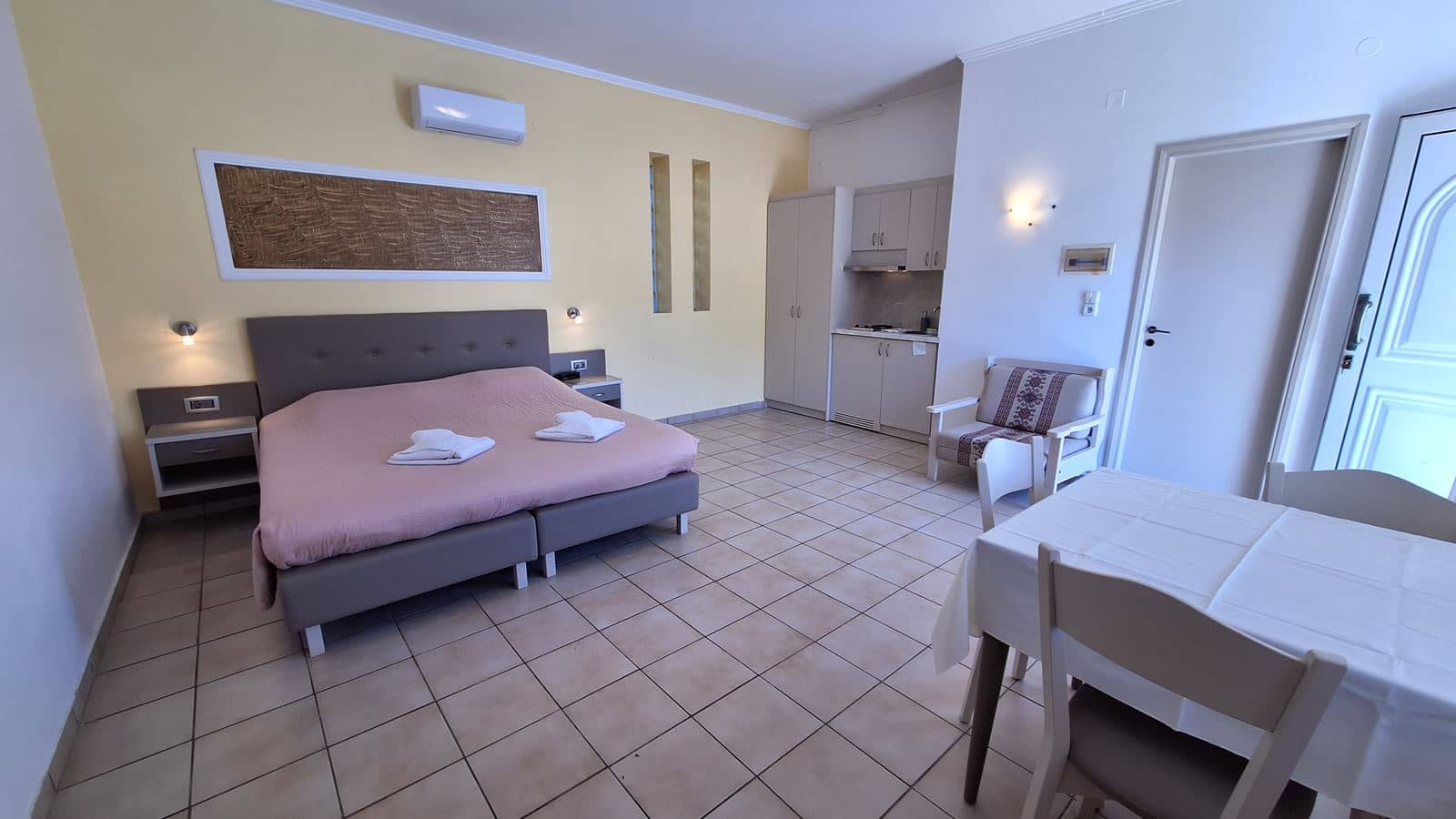 rooms-studio-with-pool-view