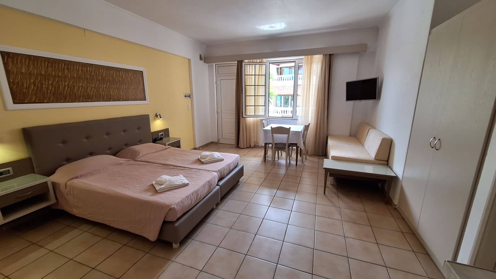 rooms-studio-with-pool-view