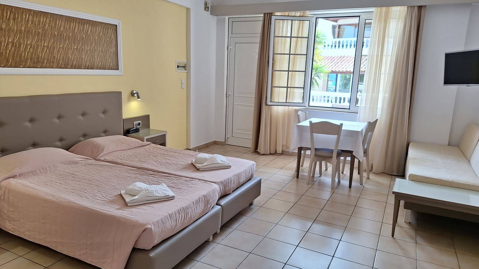 rooms-studio-with-pool-view